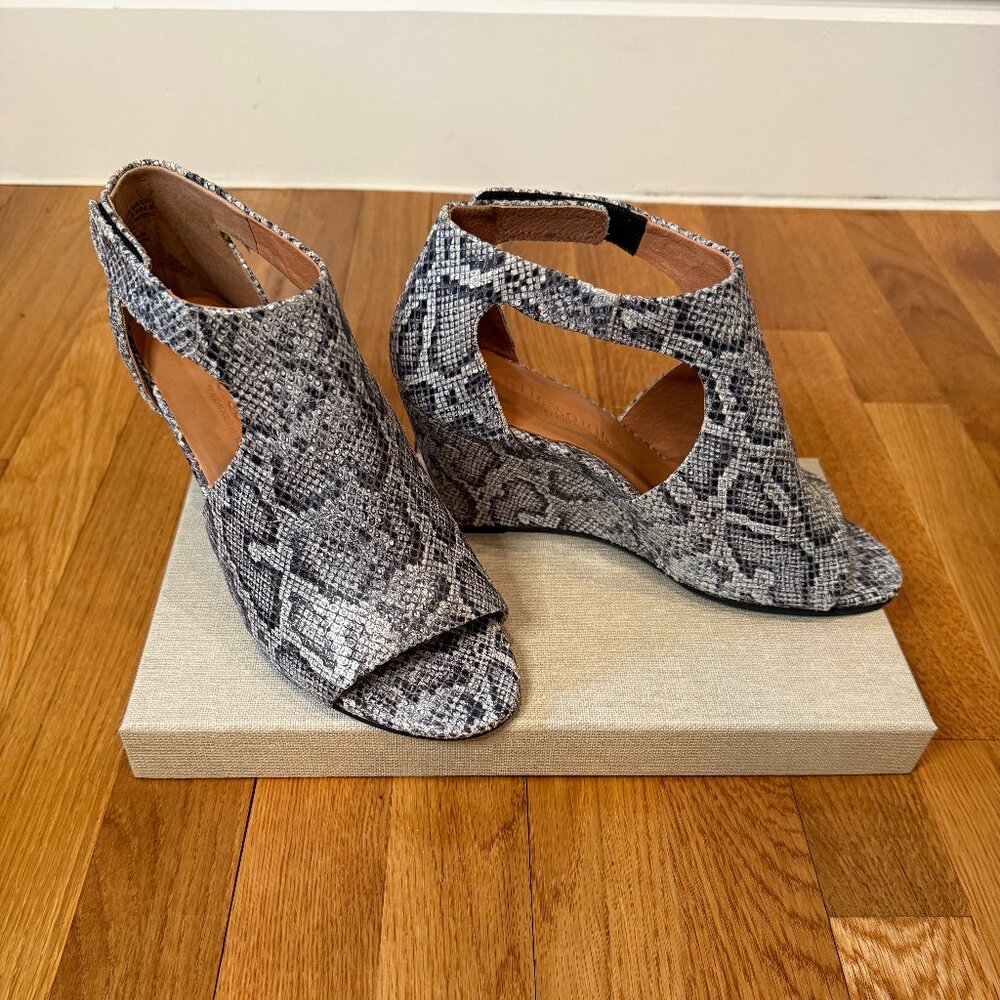 Gentle Souls by Kenneth Cole Lunette 75 Hooded Grey Snake Leather Wedges, Size 8